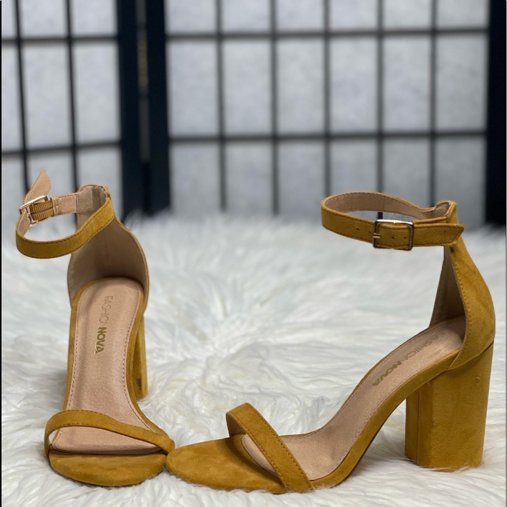 WOMENS SIZE 6 FASHION NOVA HEELS